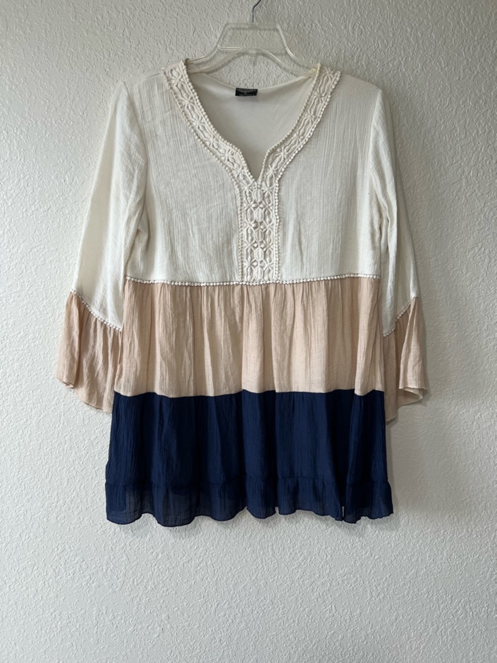 Cal Style Bohemian Top Women’s Size M Tiered Tunic Blouse Cream Beige Navy